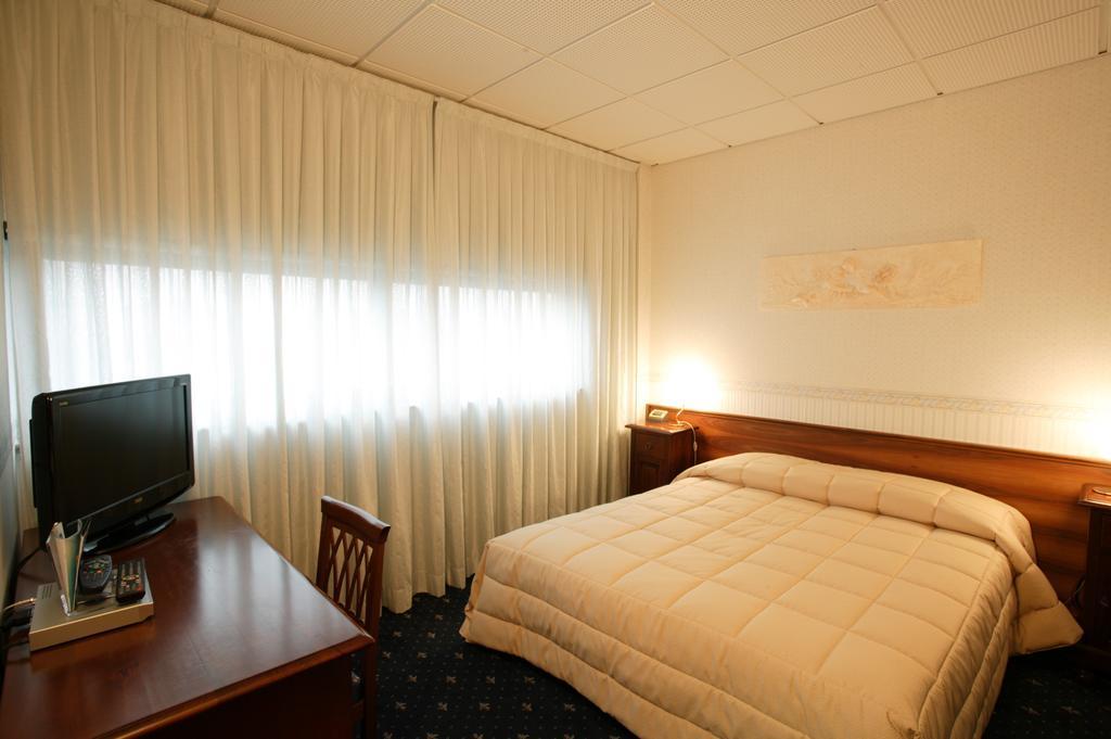 Hotel Alexander Cesena Exteriör bild